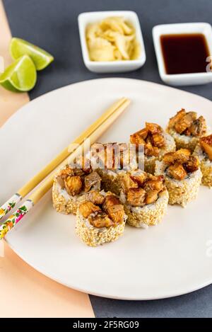 japanisches Sushi auf einem Teller Stockfoto