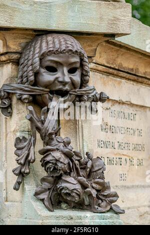 Maskendetail bei der Statue von Sir Ronald Gower in Stratford-upon-Avon, England, Großbritannien Stockfoto