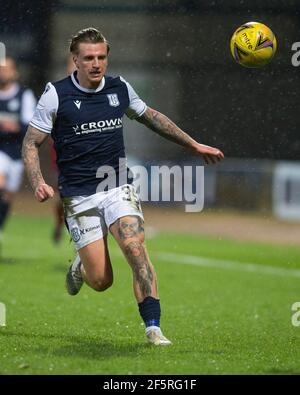 Dens Park, Dundee, Großbritannien. März 2021, 27th. Scottish Championship Football, Dundee FC gegen Dundee; Jason Cummings von Dundee jagt den Ball Kredit: Action Plus Sports/Alamy Live News Stockfoto