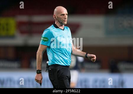 Dens Park, Dundee, Großbritannien. März 2021, 27th. Scottish Championship Football, Dundee FC gegen Dundee; Schiedsrichter Bobby Madden Credit: Action Plus Sports/Alamy Live News Stockfoto