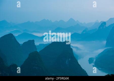 Nebel um Kalksteingipfel in Yangshuo in der Provinz Guangxi / China Stockfoto