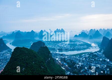 Nebel um Kalksteingipfel in Yangshuo in der Provinz Guangxi / China Stockfoto