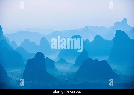 Kalksteingipfel um Yangshuo in der Provinz Guangxi / China Stockfoto