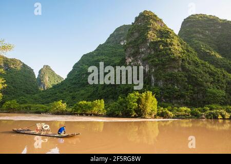 Fischer auf traditionellem Floß auf dem Yulong Fluss in der Nähe Yangshuo Stockfoto