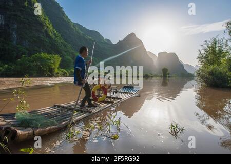 Fischer auf traditionellem Floß auf dem Yulong Fluss in der Nähe Yangshuo Stockfoto