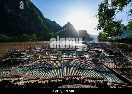 Flöße auf dem Yulong Fluss in der Nähe von Yangshuo in Guangxi / China Stockfoto