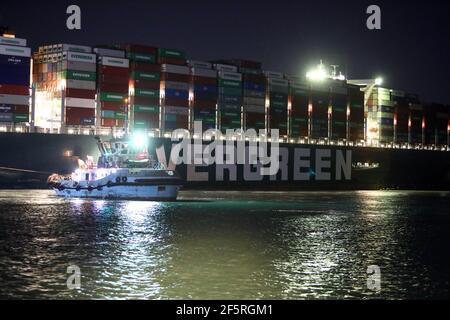 Suezkanal, Ägypten. März 2021, 27th. Ein Rettungsschiff arbeitet am Standort des festsitzenden Containerschiffes, das am 27. März 2021 auf dem Suezkanal in Ägypten abgegeben wurde. Mindestens 321 Schiffe sind derzeit rund um den Suezkanal in Erwartung Bergung des riesigen Containerschiffes je gegeben, dass stecken geblieben und blockiert die lebenswichtige Wasserstraße seit Dienstag, Osama Rabie, Vorsitzender der Suezkanal Authority (SCA), sagte Samstag. Er wies darauf hin, dass 14 Schlepper arbeiten, um jemals aus allen Richtungen gegeben zu retten. Quelle: Ahmed Gomaa/Xinhua/Alamy Live News Stockfoto