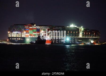 Suezkanal, Ägypten. März 2021, 27th. Rettungsschiffe arbeiten am Standort des festsitzenden Containerschiffes, das am 27. März 2021 auf dem Suezkanal in Ägypten abgegeben wurde. Mindestens 321 Schiffe sind derzeit rund um den Suezkanal in Erwartung Bergung des riesigen Containerschiffes je gegeben, dass stecken geblieben und blockiert die lebenswichtige Wasserstraße seit Dienstag, Osama Rabie, Vorsitzender der Suezkanal Authority (SCA), sagte Samstag. Er wies darauf hin, dass 14 Schlepper arbeiten, um jemals aus allen Richtungen gegeben zu retten. Quelle: Ahmed Gomaa/Xinhua/Alamy Live News Stockfoto