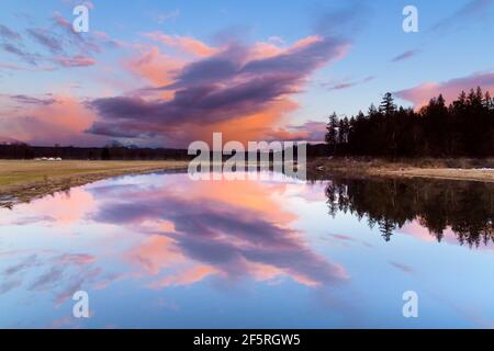 Farben in einem Gewitter über dem Skies Lake in der Snoqualmie Valley of Washington State in den Vereinigten Staaten Stockfoto