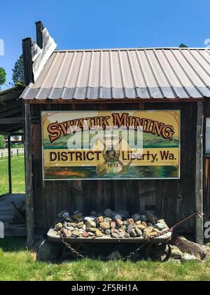 Swauk Mining District im Liberty Washington State Schild über einem Altes Erzauto Stockfoto