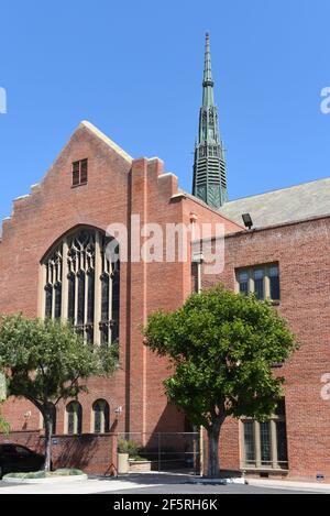 PASADENA, KALIFORNIEN - 26. MÄRZ 2021: Die erste United Methodist Church, am Colorado Boulevard. Stockfoto