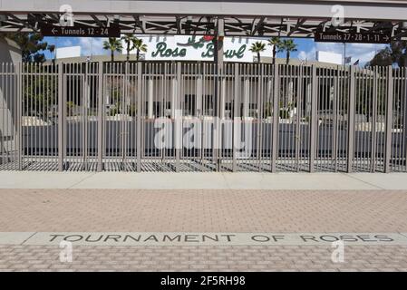 PASADENA, KALIFORNIEN - 26 MAR 2021: Roses-Turnier auf dem Spaziergang am Haupttor des Rose Bowl Fußballstadions. Stockfoto