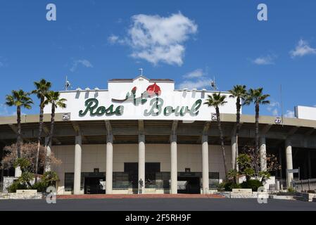 PASADENA, KALIFORNIEN - 26. MÄRZ 2021: Court of Champions am Haupteingang des Rose Bowl Fußballstadions. Stockfoto