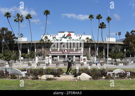 PASADENA, KALIFORNIEN - 26. MÄRZ 2021: Jackie Robinson Denkmal im Rose Bowl Fußballstadion. Stockfoto
