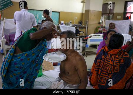 Moskito-übertragene Virus-Dengue-Fieber-Patienten im Shaheed Suhrawardy Medical College Hospital in Dhaka. Bangladesch Stockfoto