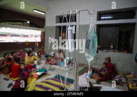 Dengue-Patienten, die im Shaheed Suhrawardy Medical College Hospital auf dem Boden liegen. Dhaka, Bangladesch. Stockfoto