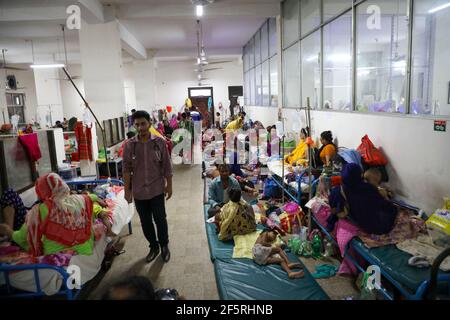 Dengue-Patienten, die im Shaheed Suhrawardy Medical College Hospital auf dem Boden liegen. Dhaka, Bangladesch. Stockfoto