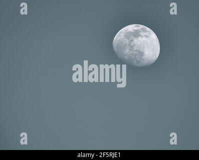 Schöne Aufnahme eines Mondes von der Erde in der Nacht Stockfoto