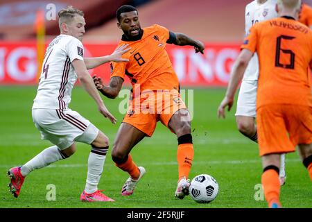 AMSTERDAM, NIEDERLANDE - MÄRZ 27: Andrejs Giganiks aus Lettland, Georginio Wijnaldum aus den Niederlanden während der FIFA WM 2022 Katar Qualifier m Stockfoto