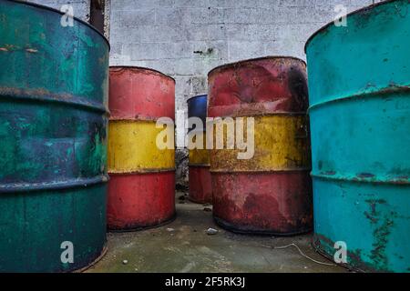 Verlassene und rostige Fässer Benzin, Öl in einer attraktiv gefärbten Fabrik. Abfalllagerung Stockfoto