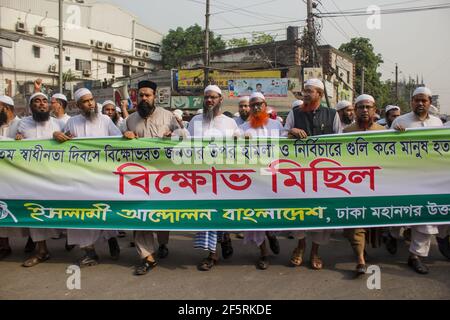 Dhaka, Bangladesch. März 2021, 27th. Viele islamische politische Gruppen marschierten während der Demonstration gegen Premierminister Modi. Sie fordern Gerechtigkeit für die verletzten Demonstranten von gestern während der Demonstration in Dhaka. (Foto von MD IBRAHIM/Pacific Press) Quelle: Pacific Press Media Production Corp./Alamy Live News Stockfoto