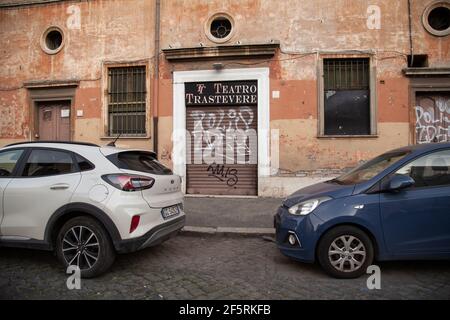 Rom, Italien. März 2021, 27th. Blick auf das geschlossene Trastevere Theater in Rom (Foto: Matteo Nardone/Pacific Press) Quelle: Pacific Press Media Production Corp./Alamy Live News Stockfoto