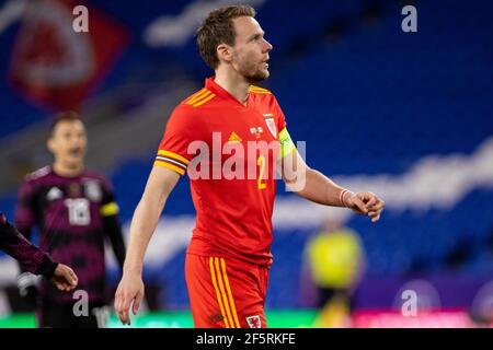 Cardiff, Großbritannien. März 2021, 27th. Chris Gunter von Wales schaut auf. Fußball-Freundschaftsspiel, Wales gegen Mexiko, im Cardiff City Stadium in Cardiff, South Wales am Samstag, 27th. März 2021. Redaktionelle Verwendung nur. PIC von Lewis Mitchell / Andrew Orchard Sport Fotografie / Alamy Live News Kredit: Andrew Orchard Sport Fotografie / Alamy Live News Stockfoto