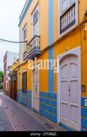 Bunte Straße in Galdar auf Gran Canaria, Kanarische Inseln, Spanien. Stockfoto