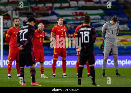 Cardiff, Großbritannien. März 2021, 27th. Chris Gunter of Wales (C) während der Schweigeminute für das internationale Freundschaftsspiel Dai Davies Football, Wales gegen Mexiko, im Cardiff City Stadium in Cardiff, South Wales am Samstag, 27th. März 2021. Redaktionelle Verwendung nur. PIC von Lewis Mitchell / Andrew Orchard Sport Fotografie / Alamy Live News Kredit: Andrew Orchard Sport Fotografie / Alamy Live News Stockfoto