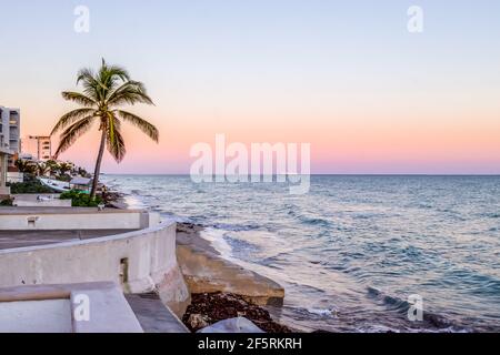 Pastellrosa und blauer Sonnenuntergang über dem ruhigen türkisfarbenen Wasser Des Golfs von Mexiko in einer sehr warmen Nacht Stockfoto