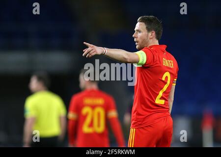 Cardiff, Großbritannien. März 2021, 27th. Chris Gunter von Wales schaut auf. Fußball-Freundschaftsspiel, Wales gegen Mexiko, im Cardiff City Stadium in Cardiff, South Wales am Samstag, 27th. März 2021. Redaktionelle Verwendung nur. PIC von Andrew Orchard / Andrew Orchard Sport Fotografie / Alamy Live News Kredit: Andrew Orchard Sport Fotografie / Alamy Live News Stockfoto