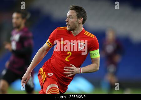 Cardiff, Großbritannien. März 2021, 27th. Chris Gunter von Wales schaut auf. Fußball-Freundschaftsspiel, Wales gegen Mexiko, im Cardiff City Stadium in Cardiff, South Wales am Samstag, 27th. März 2021. Redaktionelle Verwendung nur. PIC von Andrew Orchard / Andrew Orchard Sport Fotografie / Alamy Live News Kredit: Andrew Orchard Sport Fotografie / Alamy Live News Stockfoto