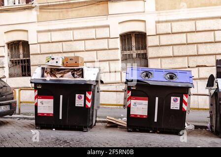 Rom, Italien. Frühjahr 2020. Müllcontainer auf den Straßen von Rom. Getrennte Abfallsammlung in Europa Stockfoto