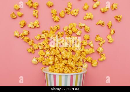 Karamell von Pop-Icons in bunten Cups auf rosa Hintergrund Stockfoto