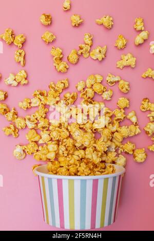 Karamell von Pop-Icons in bunten Cups auf rosa Hintergrund Stockfoto