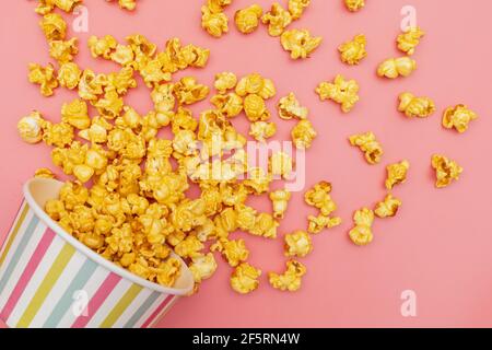 Karamell von Pop-Icons in bunten Cups auf rosa Hintergrund Stockfoto