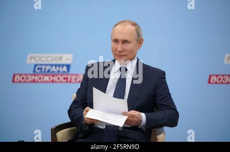 Novo Ogaryowo, Russland. März 2021, 26th. Russlands Präsident Wladimir Putin Gastgeber einer Sitzung des Aufsichtsrates für das Land der Chancen gemeinnützig in der Novo-Ogaryovo Staatsresidenz 26. März 2021 außerhalb Moskau, Russland. Quelle: Planetpix/Alamy Live News Stockfoto