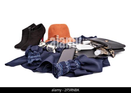 Moderne stilvolle weibliche Outfit für die Pandemie mit High Heels, Kleid, Hut, Brille, Handy, Geldbörse mit Make-up, Hand Desinfektionsmittel und Gesichtsmaske. Stockfoto