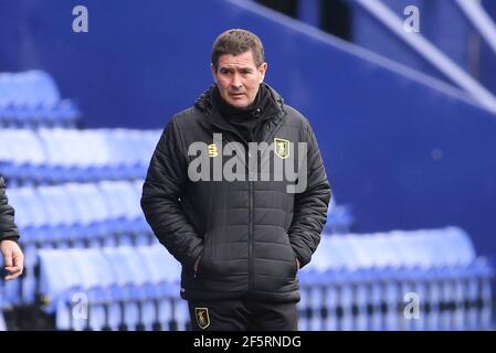 Birkenhead, Großbritannien. März 2021, 27th. Mansfield Town Manager Nigel Clough schaut zu. EFL Skybet Football League Two Match, Tranmere Rovers gegen Mansfield Town im Prenton Park, Birkenhead, Wirral am Samstag, 27th. März 2021. Dieses Bild darf nur für redaktionelle Zwecke verwendet werden. Nur redaktionelle Verwendung, Lizenz für kommerzielle Nutzung erforderlich. Keine Verwendung in Wetten, Spiele oder ein einzelner Club / Liga / Spieler Publikationen.pic von Chris Stading / Andrew Orchard Sport Fotografie / Alamy Live News Kredit: Andrew Orchard Sport Fotografie / Alamy Live News Stockfoto