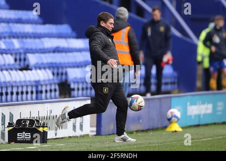 Birkenhead, Großbritannien. März 2021, 27th. Mansfield Town Manager Nigel Clough tritt den Ball. EFL Skybet Football League Two Match, Tranmere Rovers gegen Mansfield Town im Prenton Park, Birkenhead, Wirral am Samstag, 27th. März 2021. Dieses Bild darf nur für redaktionelle Zwecke verwendet werden. Nur redaktionelle Verwendung, Lizenz für kommerzielle Nutzung erforderlich. Keine Verwendung in Wetten, Spiele oder ein einzelner Club / Liga / Spieler Publikationen.pic von Chris Stading / Andrew Orchard Sport Fotografie / Alamy Live News Kredit: Andrew Orchard Sport Fotografie / Alamy Live News Stockfoto