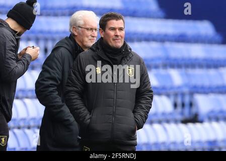 Birkenhead, Großbritannien. März 2021, 27th. Mansfield Town Manager Nigel Clough schaut zu. EFL Skybet Football League Two Match, Tranmere Rovers gegen Mansfield Town im Prenton Park, Birkenhead, Wirral am Samstag, 27th. März 2021. Dieses Bild darf nur für redaktionelle Zwecke verwendet werden. Nur redaktionelle Verwendung, Lizenz für kommerzielle Nutzung erforderlich. Keine Verwendung in Wetten, Spiele oder ein einzelner Club / Liga / Spieler Publikationen.pic von Chris Stading / Andrew Orchard Sport Fotografie / Alamy Live News Kredit: Andrew Orchard Sport Fotografie / Alamy Live News Stockfoto