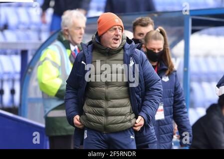 Birkenhead, Großbritannien. März 2021, 27th. Tranmere Rovers Manager Keith Hill schaut auf. EFL Skybet Football League Two Match, Tranmere Rovers gegen Mansfield Town im Prenton Park, Birkenhead, Wirral am Samstag, 27th. März 2021. Dieses Bild darf nur für redaktionelle Zwecke verwendet werden. Nur redaktionelle Verwendung, Lizenz für kommerzielle Nutzung erforderlich. Keine Verwendung in Wetten, Spiele oder ein einzelner Club / Liga / Spieler Publikationen.pic von Chris Stading / Andrew Orchard Sport Fotografie / Alamy Live News Kredit: Andrew Orchard Sport Fotografie / Alamy Live News Stockfoto