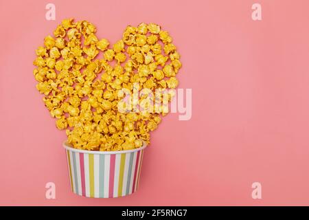 Karamell von Pop-Icons in bunten Cups auf rosa Hintergrund Stockfoto