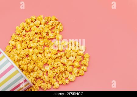 Karamell von Pop-Icons in bunten Cups auf rosa Hintergrund Stockfoto