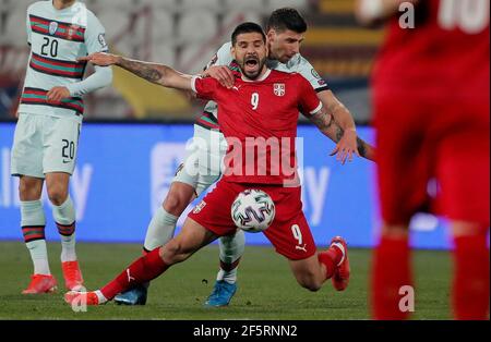 Belgrad, Belgrad. März 2021, 27th. Der serbische Aleksandar Mitrovic (C) steht am 27. März 2021 in Belgrad mit dem portugiesischen Ruben Dias beim Qualifikationsspiel der FIFA Fußball-Weltmeisterschaft 2022 zwischen Serbien und Portugal auf dem Spiel. Kredit: Predrag Milosavljevic/Xinhua/Alamy Live Nachrichten Stockfoto