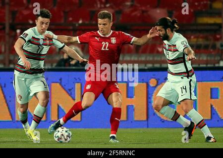 Belgrad, Belgrad. März 2021, 27th. Der serbische Darko Lazovic (C) steht mit dem portugiesischen Diogo Jota (L) und Sergio Oliveira während des Qualifikationsspiels der FIFA Fußball-Weltmeisterschaft 2022 zwischen Serbien und Portugal am 27. März 2021 in Belgrad, Serbien, im Spiel. Kredit: Predrag Milosavljevic/Xinhua/Alamy Live Nachrichten Stockfoto