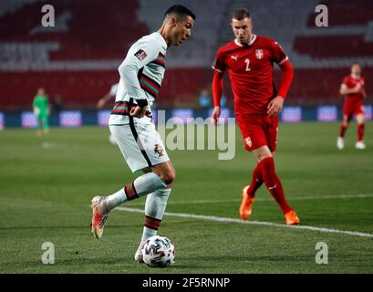 Belgrad, Belgrad. März 2021, 27th. Der Portugiesen Cristiano Ronaldo (L) tritt am 27. März 2021 beim Qualifikationsspiel der FIFA Fußball-Weltmeisterschaft 2022 zwischen Serbien und Portugal in Belgrad, Serbien, an. Kredit: Predrag Milosavljevic/Xinhua/Alamy Live Nachrichten Stockfoto