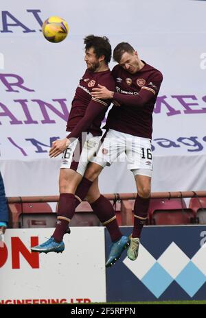 Tynecastle Park, Edinburgh, Schottland. Großbritannien, 27th. März - 21. Scottish Championship Match .Hearts vs Queen of the South. Hearts Andy Halliday(16) führt an Teamkollege Craig Halkett vorbei Credit: eric mccowat/Alamy Live News Stockfoto