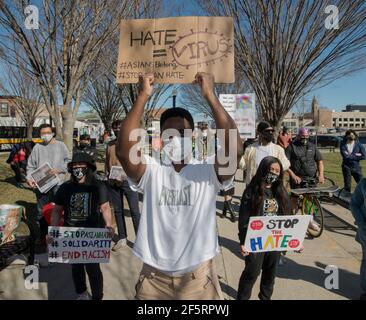 Boston Massachusetts, USA, 27. März 2021. Stoppen Sie antiasiatische Gewalt: Etwa 100 Schwarze, Asiaten, Hispanic und Kaukasier versammelten sich auf dem Nubian Square in der Roxbury-Nachbarschaft von Boston, um ein Ende der antiasiatischen Gewalt zu fordern. Der nationale Aktionstag, der von den Demonstrationen der Answer Coalition gesponsert wurde, fand am 27th. März 2021 in 60 US-Städten statt. Kredit: Chuck Nacke / Alamy Live Nachrichten Stockfoto