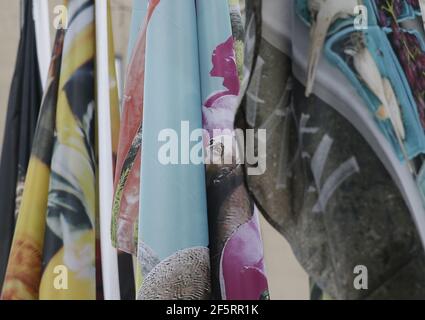 New York, Usa. März 2021, 27th. Neue Flaggen von der Flag Project Welle im Rockefeller Center in New York City am Samstag, 27. März 2021. Neue öffentliche Kunstausstellungen zu NYC, dem Flag Project und Jamel Shabazz Ausstellungen, die heute im Rockefeller Center eröffnet wurden. Foto von John Angelillo/UPI Kredit: UPI/Alamy Live Nachrichten Stockfoto